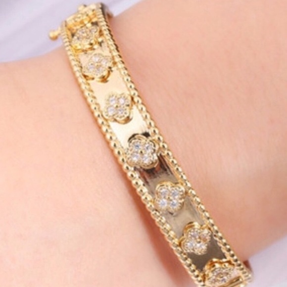 Gold Clover Bracelet - Picture 4 of 14